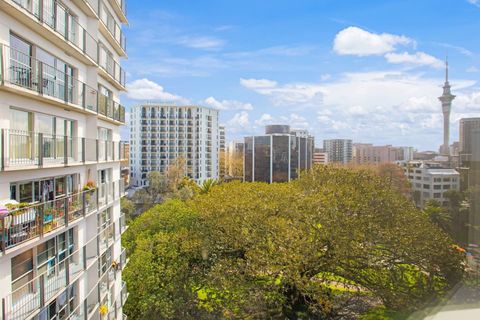 Enjoy the view from the apartment over the park and towards the City Centre and Sky Tower.