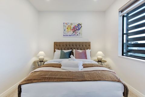 The colours in the artwork bring out the colours in the pillows.