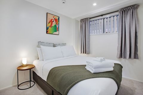 The Queen bed invites you to sleep in a relaxing environment of netural colours.