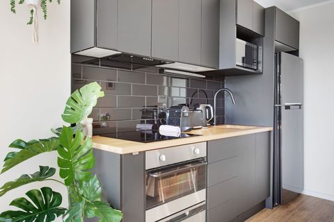 The kitchen has an oven, dishwasher, cooktop, microwave, and fridge/freezer.