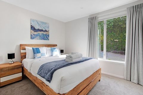 The Queen bed invites you to sleep in a relaxing environment of netural colours.