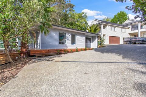 As the picture indicates, the driveway is shared with other houses.