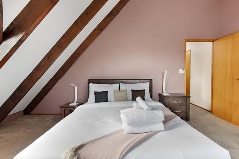 The Queen bed invites you to sleep in a relaxing environment of netural colours.