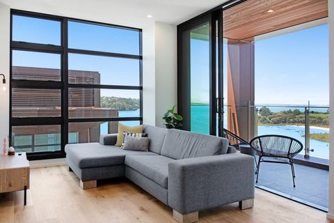 Open the ranch slider and enjoy the indoor/outdoor flow.