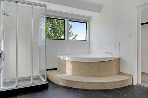 Also in the ensuite bathroom there is a tub and shower.