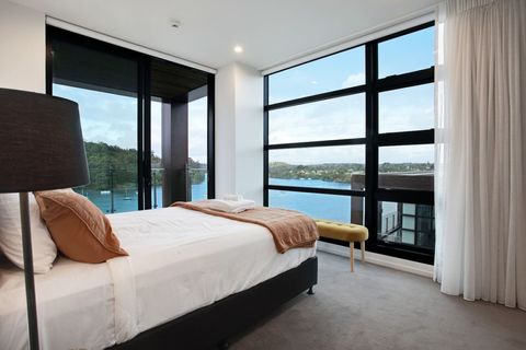 With stunning views over Catalina Bay, you can choose to have the drapes closed or opened.