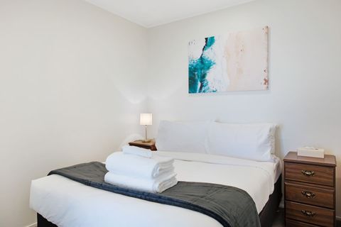 The Queen bed invites you to sleep in a relaxing environment of netural colours.