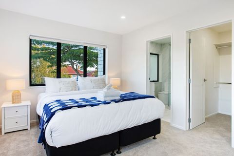 The King bedroom has a walk-in wardrobe and ensuite bathroom.