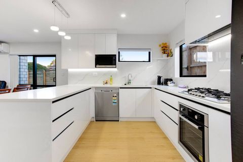 The kitchen has a oven, gas cooktop, microwave, dishwasher and fridge/freezer.