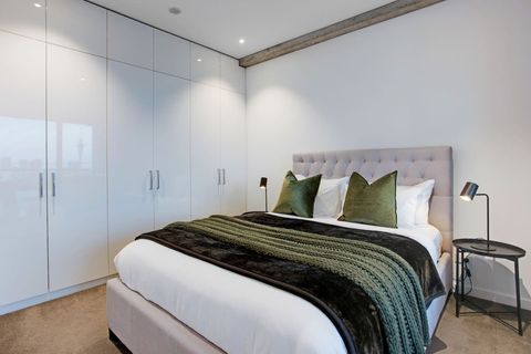 There is plenty of storage in the Queen bedroom with double the amount of space.