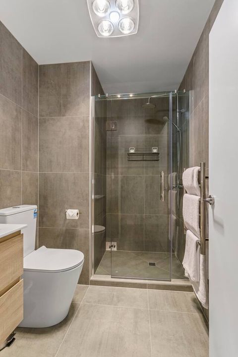 The shower has a rain shower head that provides deep relaxation.