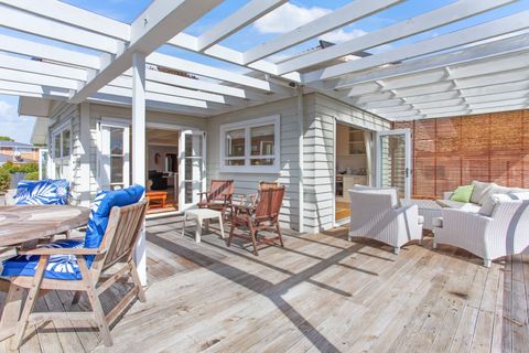 Sit at the table, casual group seating or on the deck chairs - you have lots of choice!