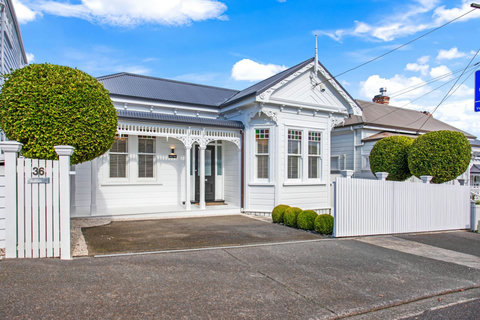 The villa was originally built in 1890, but has been completely renovated and modernised on the inside. Carport for 2 is handy in this proximity to Ponsonby Rd