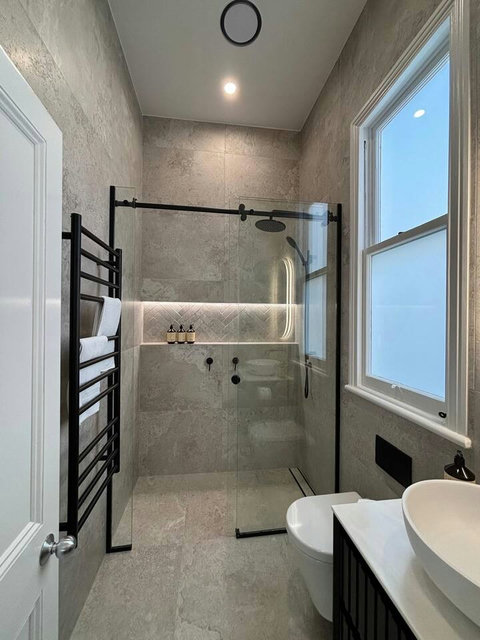 The shower has both a normal shower head and a rain shower head, so you can relax and enjoy your shower.