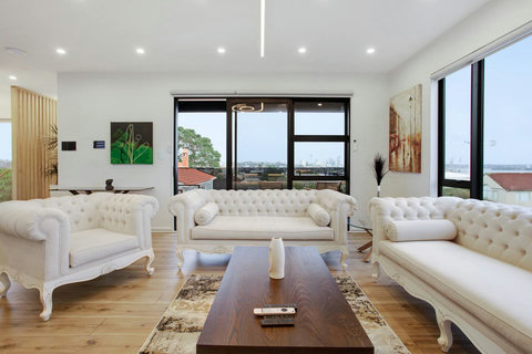 Open the ranch slider and enjoy the indoor/outdoor flow.