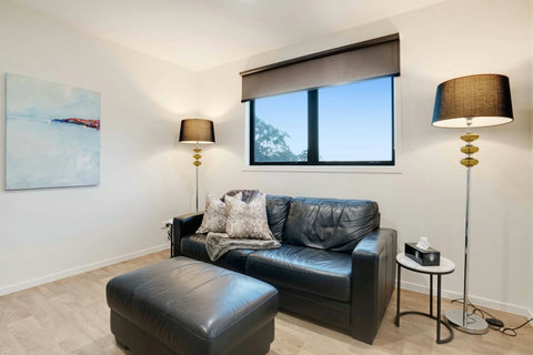 With cosy lamps and an ottoman, this gives relaxing vibes - perfect to spend the afternoon.