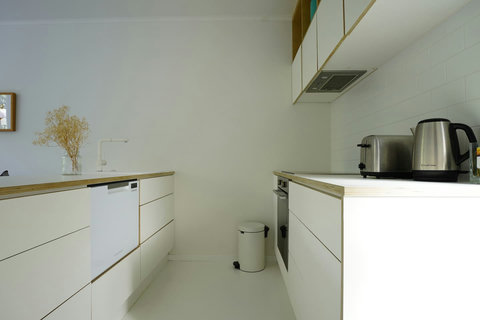 The kitchen has an oven, cooktop, dishwasher, and fridge/freezer.