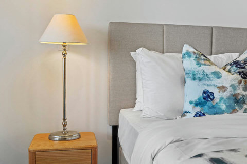 The bedside lamps adds a cosy vibe to the room with soft lighting.