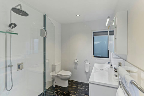 There is a rain showerhead in the ensuite bathroom.