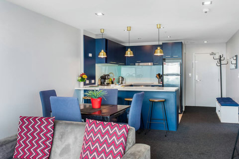 Option of either eating at the dining table or on the bar seating at the counter.