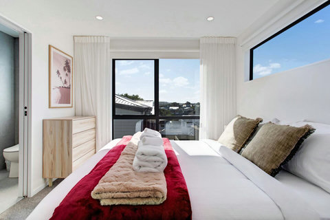 The Queen bedroom has an ensuite bathroom.