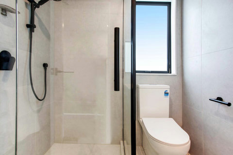 Step out of the shower and enjoy fluffy towels from the towel rail.