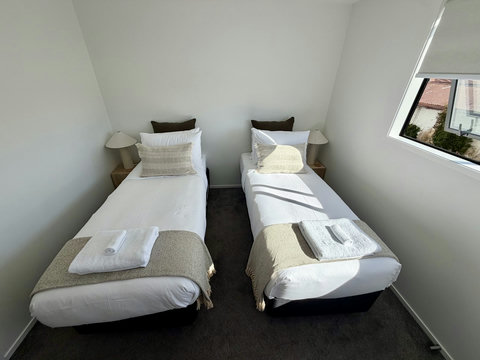 King bed can be split into two singles with 48 hours notice.
