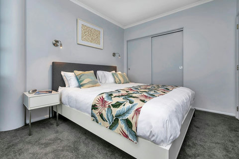 King size bed and a large wardrobe to store your clothes and suitcases. Tastefully decorated in relaxing muted tones with splashes of colour. You want to curl up in this large bed and never leave. Hotel standard linens to luxuriate in.