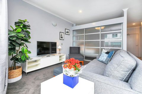 Delux Seafront Apartment with balcony. This spacious one-bedroom apartment in Shed 23 is tastefully decorated to relax you. Perfect for the night or for the week. Ideal for a business person or couple.