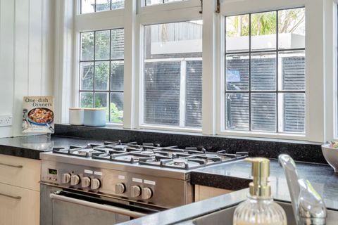The oven is a Chef's dream with a 6-burner cooktop.