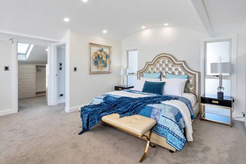 The walk-in wardrobe gives ample room to store your belongings and keep your luggage out of the way.