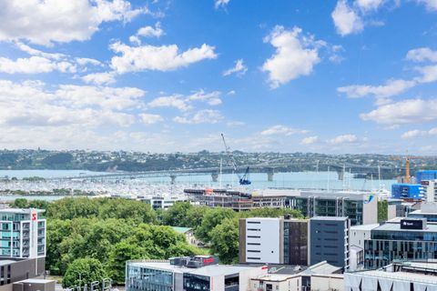 The Auckland Harbour Bridge and the Westhaven Marina to the left.