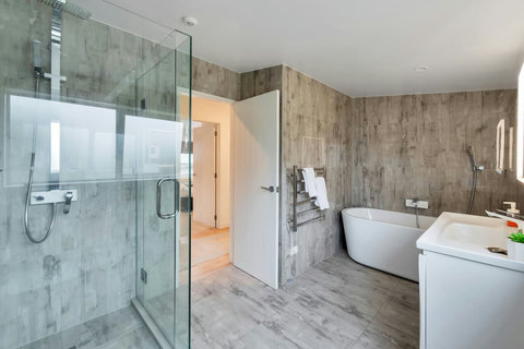 Upstairs Main Bathroom