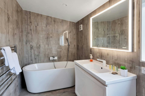 Upstairs Main Bathroom