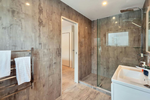 Ensuite to 2nd upstairs bedroom