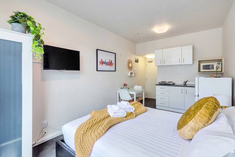 Drop off your bags and head out to the cafes, bars and restaurants within walking distance.