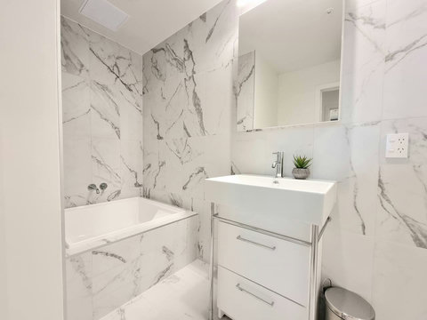 Having a bathtub in an apartment is a real luxury.