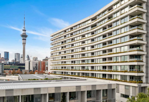 The location is very central, you can see the SkyTower from the apartment area.