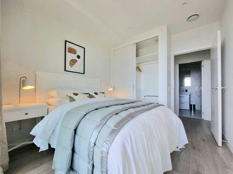 The double bed has matching bed cushions to the artwork, inviting you into bed with its cosy blankets.