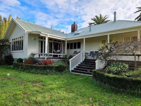 Detail of the large wrap-around deck of the steps down into the country-style garden.