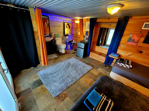 UPGRADE OPTION DEN
under patio Den only used for the 3rd & 4th persons. A bit rustic & simple accommodations vs the main cabin. An overflow room basically. Less than 10 steps from Cabin. 

Shower, Bathroom, Sink, Small Refrigerator, Spring Water. 