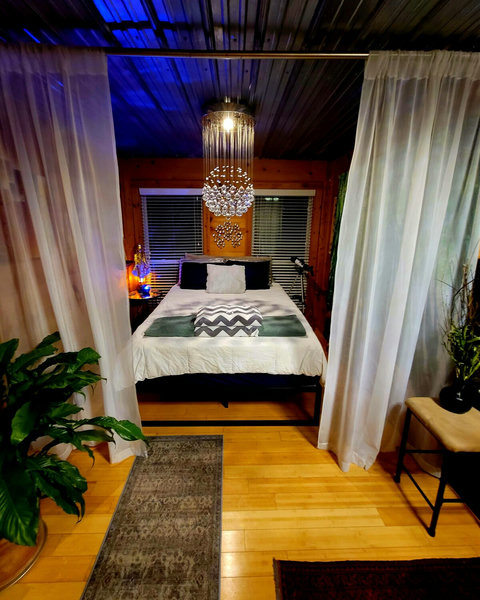 Brand new QUEEN  bed added for 2026 ! 

New sheets, covers, blankets, pillows, memory foam topper, etc..

It was our number one request of 2025!

A double was just too small, it's true ! 

Enjoy !