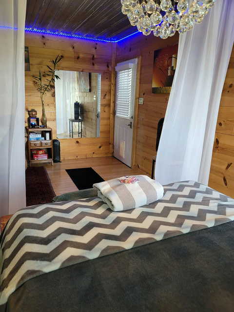 The Cabin NOW with Brand new QUEEN  bed added for 2026 ! 

New sheets, covers, blankets, pillows, memory foam topper, etc..

It was our number one request of 2025!

The previous double was just too small, we agree! 
