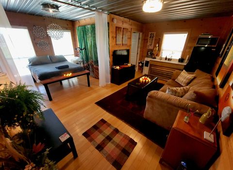 Old Pic - BEFORE NEW March 2026 Bigger Queen Bed, Huge oriental carpet, Larger plants, Real Artwork, Huge Mirrors, Dartboard wall & 70" TV!

All upgraded via customer feedback!!

Our most requested items from 2025!   (its why we keep the photo) 