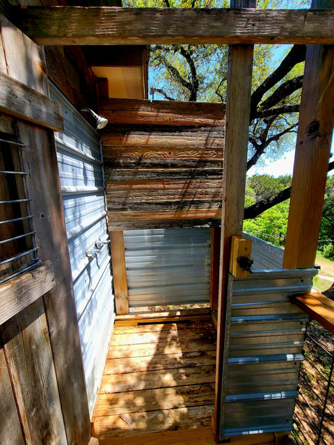 great lil outdoor shower !
