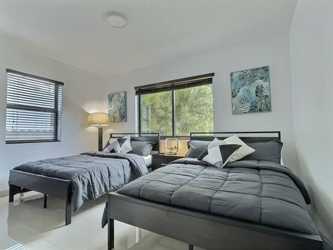 Room with 2 full beds