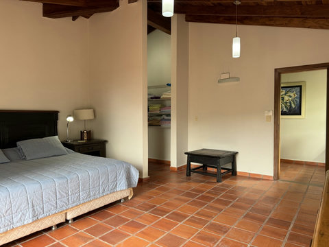 Dormitorio amplio y luminoso.
