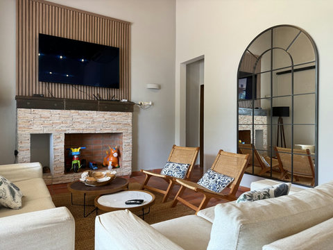 Salón con tv.