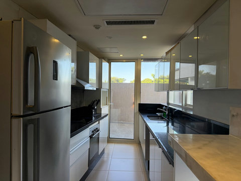Cocina cómoda con Luz y ventilación