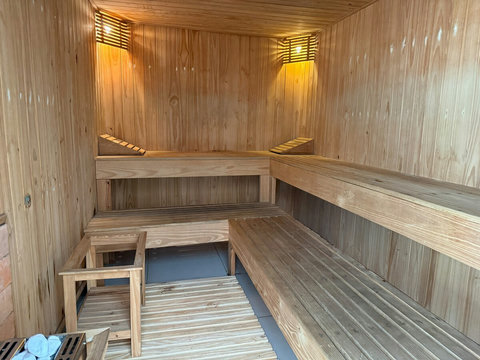 Descansa y recarga energías en nuestro sauna
Disfruta de un momento de máxima relajación sin salir del edificio. Nuestro sauna es el espacio perfecto para desconectarte después de un día explorando la ciudad o tras una jornada de trabajo.